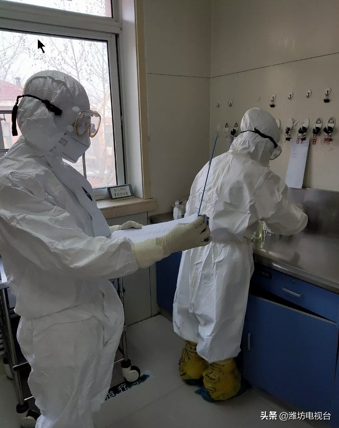 美小护正在为住院患者宣教,美小护抗疫宣教队