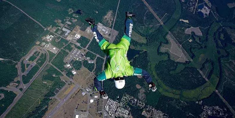 从2.5米高处跳下会怎样,2分钟从8000米高空坠落什么感觉