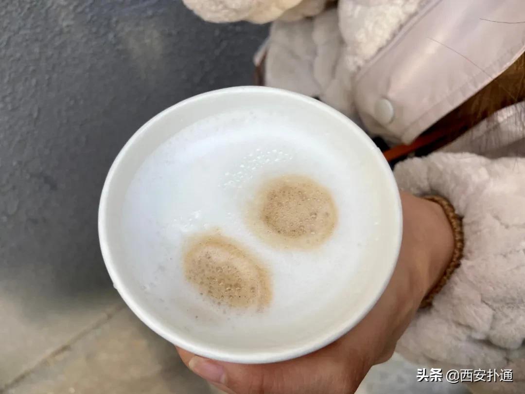 仅凭一个洞就爆火全网，这家熊爪咖啡西安也有了