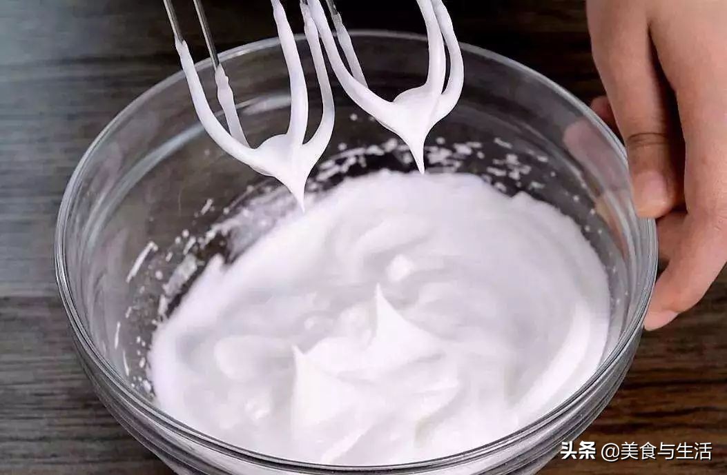 蛋黄蛋白打发视频教程,有蛋黄的蛋白怎么打发