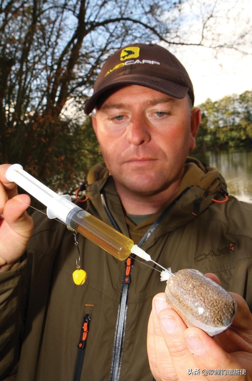 外国人钓鱼打窝技巧,老外用超大饵钓鱼