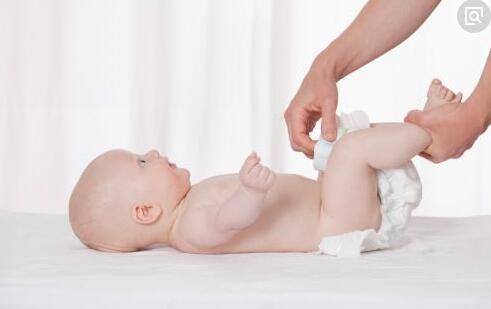 宝宝红屁股是因为纸尿裤质量吗,宝宝红屁股是不是没弄干净啊