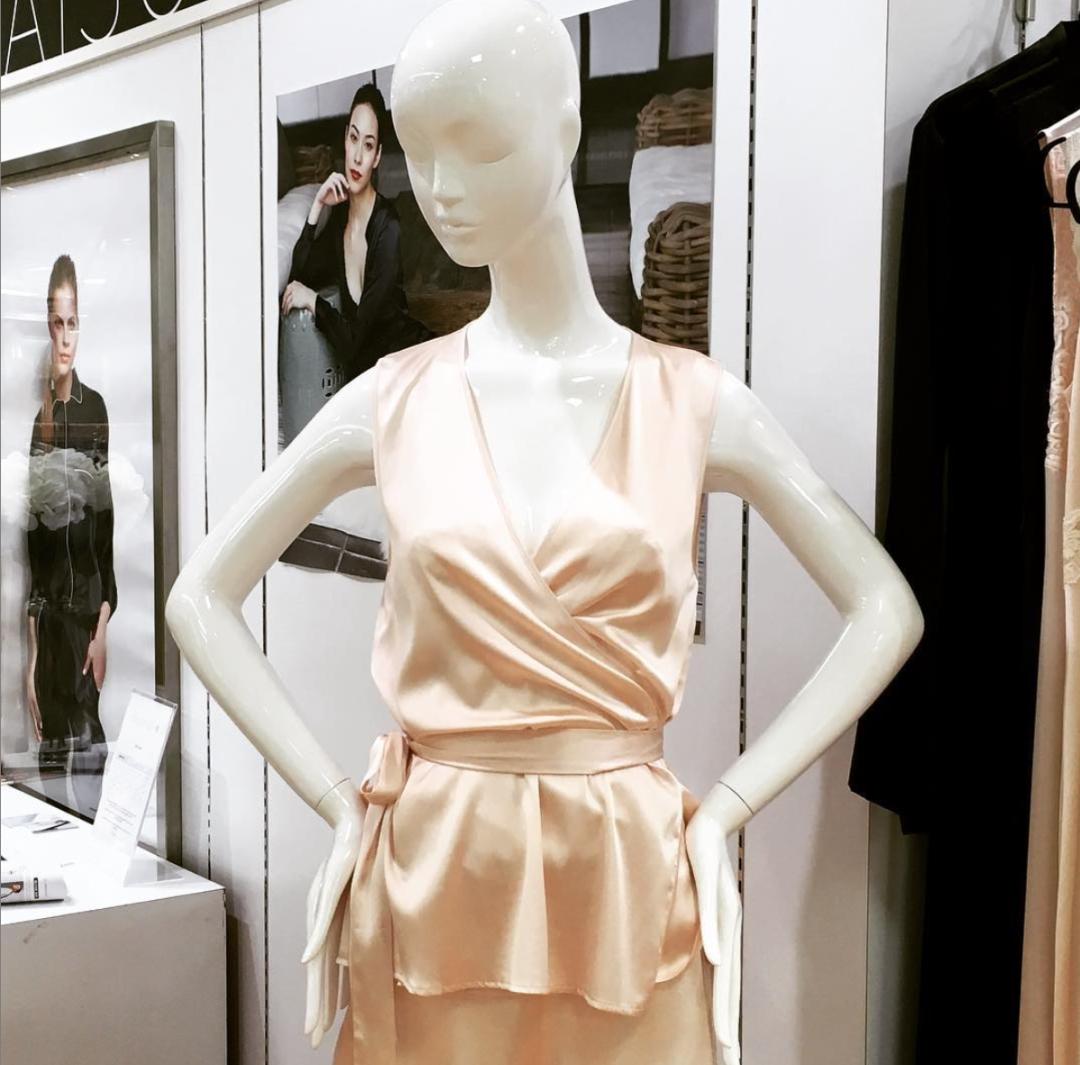 一位英国女人爱上东方文化，让穿丝绸睡衣，比晚礼服还高级