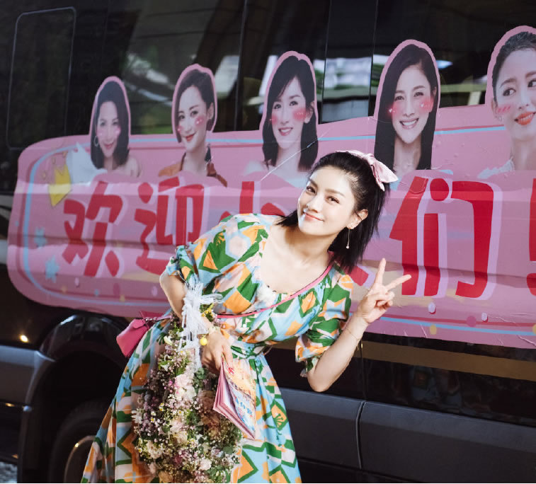 胡可穿衣搭配图,44岁胡可穿娃娃连衣裙配小白鞋