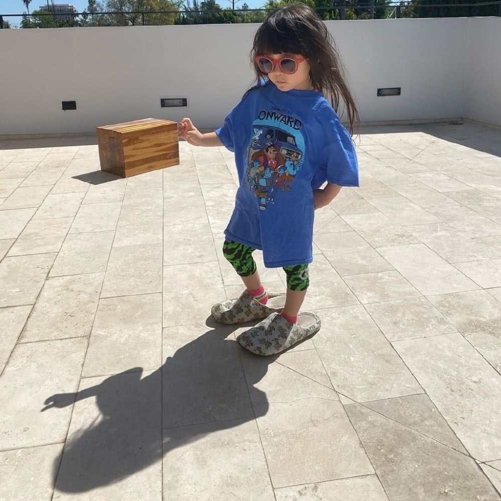 陈冠希晒女儿侧颜照睫毛,陈冠希晒女儿旗袍照