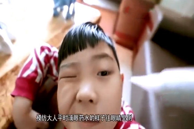 误把502当眼药水妈妈机智处理,4岁儿童把502胶当成眼药水