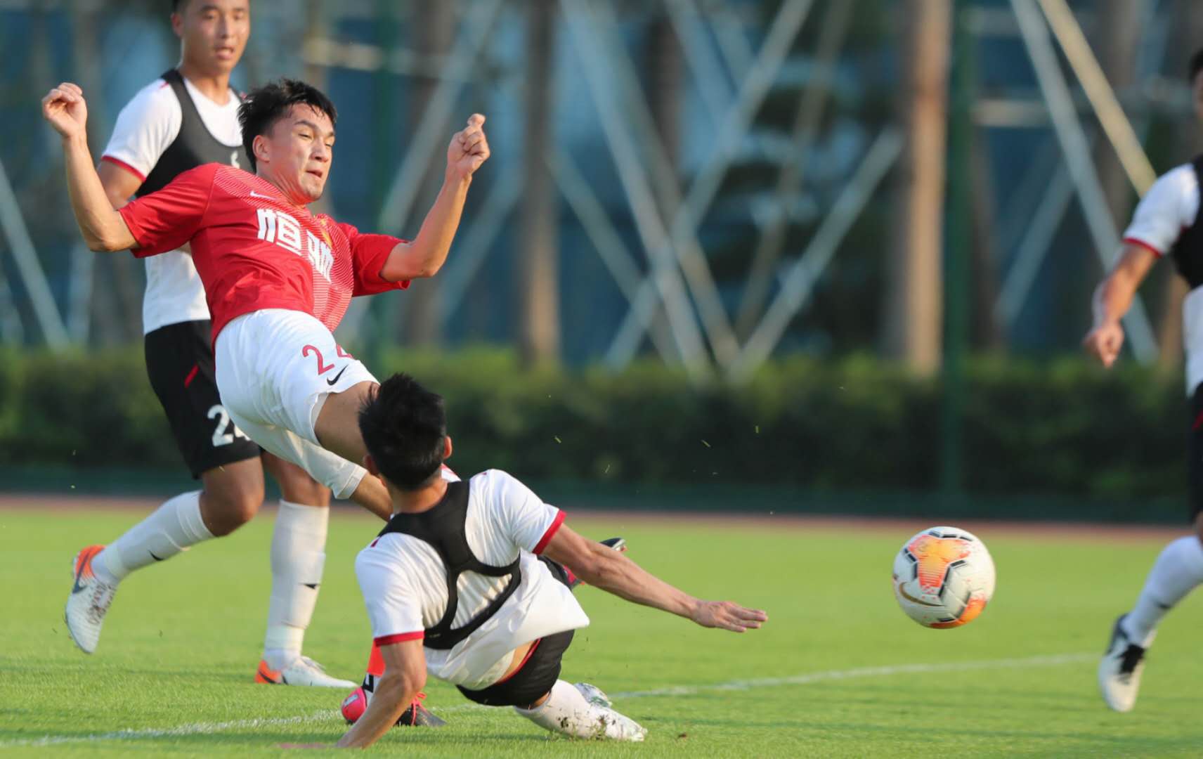 高拉特埃尔克森中国足球,广州恒大单刀挑艾克森