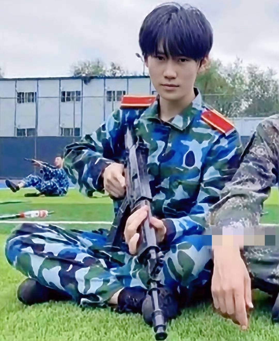 张真源军训中戏新生代表,张真源中戏军训表演视频