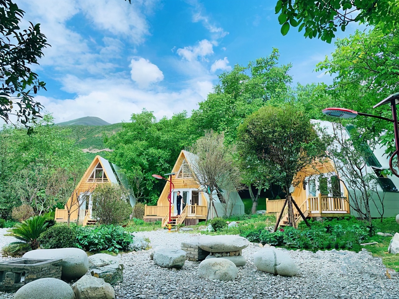 如何低成本做木屋民宿,现在做民宿开发可以吗