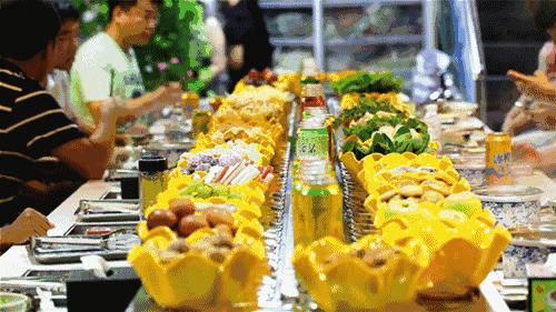 一条街上开3家旋转小火锅，为啥就他活了下来？