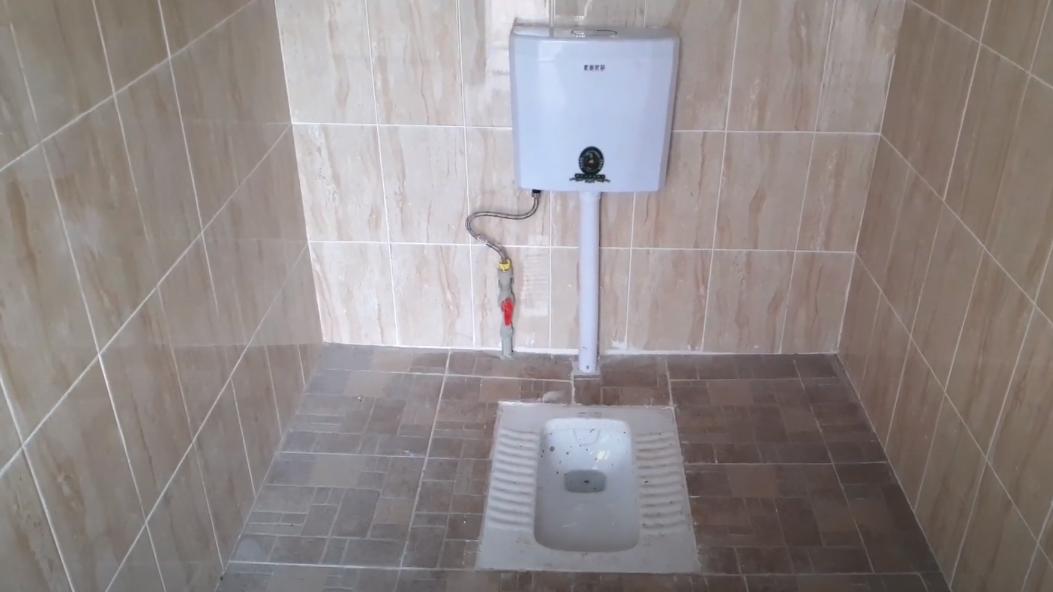 马桶和蹲坑在同一平面上怎么安装,马桶安装简单还是蹲坑简单