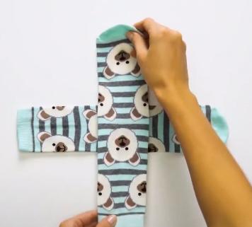 怎样折叠袜子更整齐,袜子怎么折叠最省空间