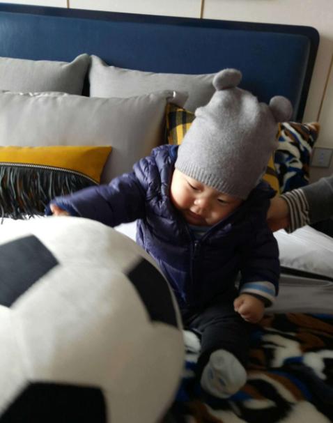 儿子把502胶水吃进嘴里，爸爸果断的处理方式，医生看了都称赞