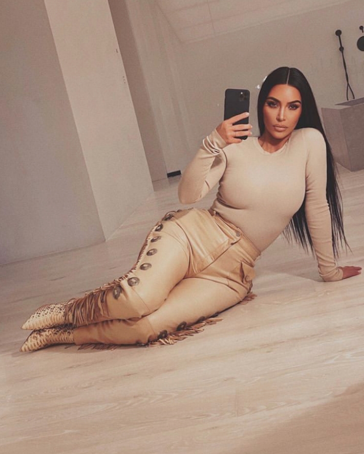 卡戴珊为好看不上厕所，穿“乳胶衣”生拉硬拽，臀大胯宽总是卡住