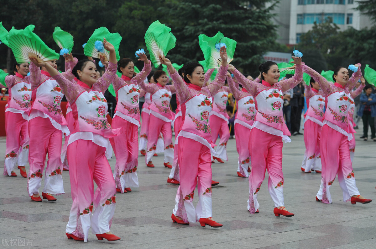 00后跳广场舞大妈不甘示弱,90后小伙领大妈跳广场舞