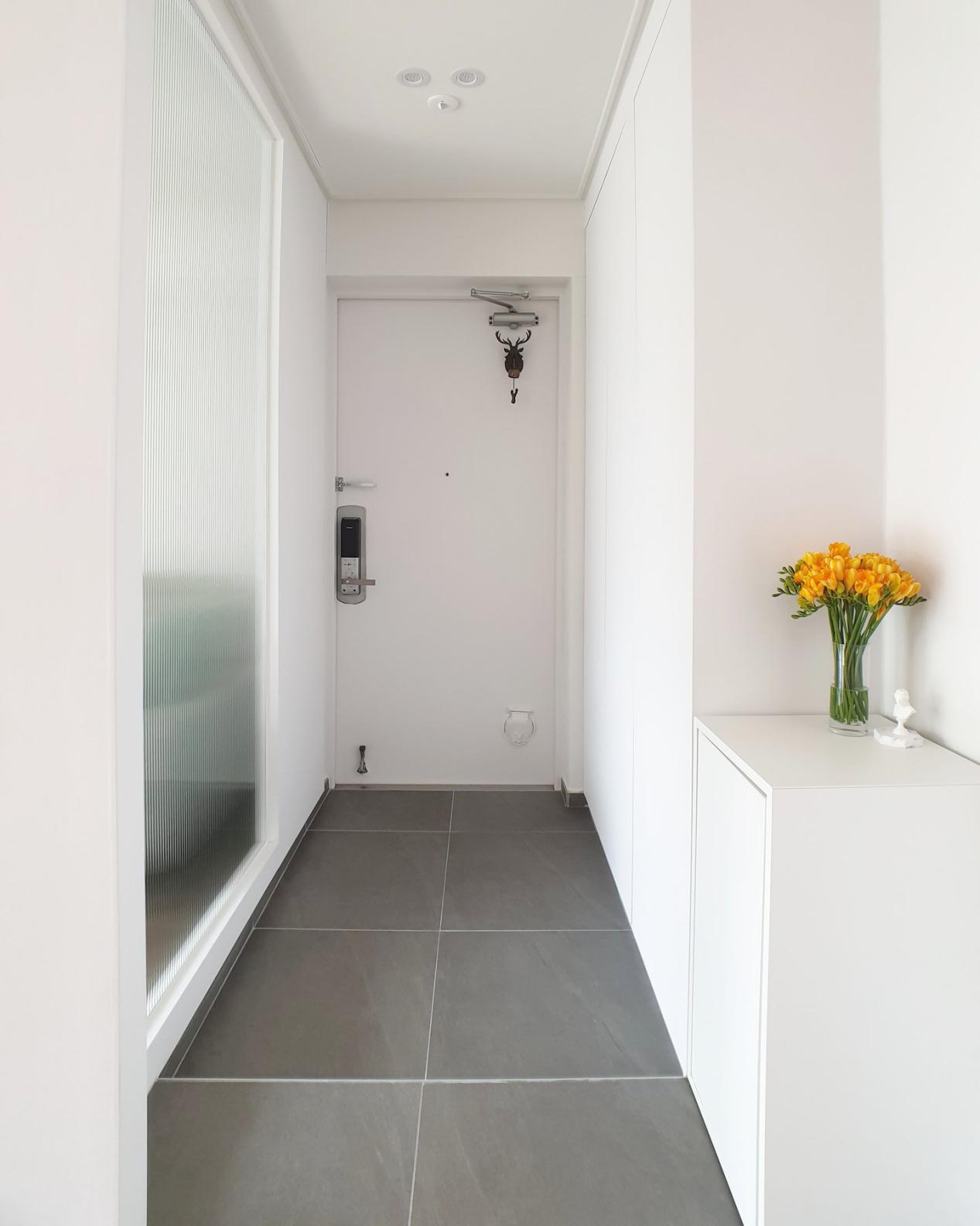 不多买,定期扔,85平米干净得太赏心悦目了,再住10年也照样清爽