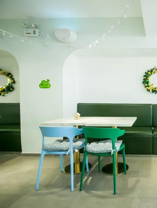 双色的双层小店，晚上有满天星星，呆足一天也不够