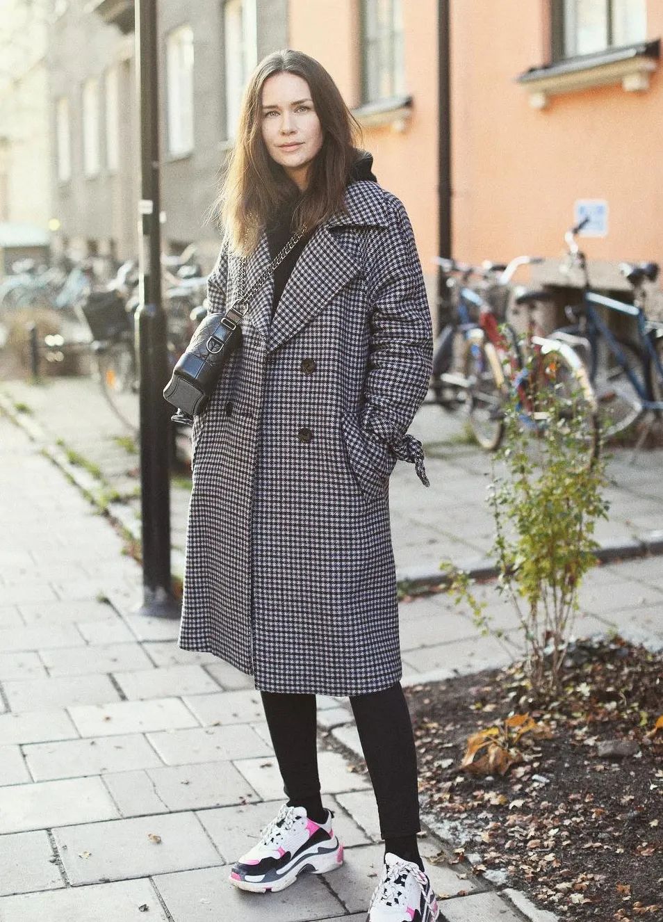 黑白格纹大衣怎么搭配好看,戴帽子黑白格纹大衣怎么搭配好看