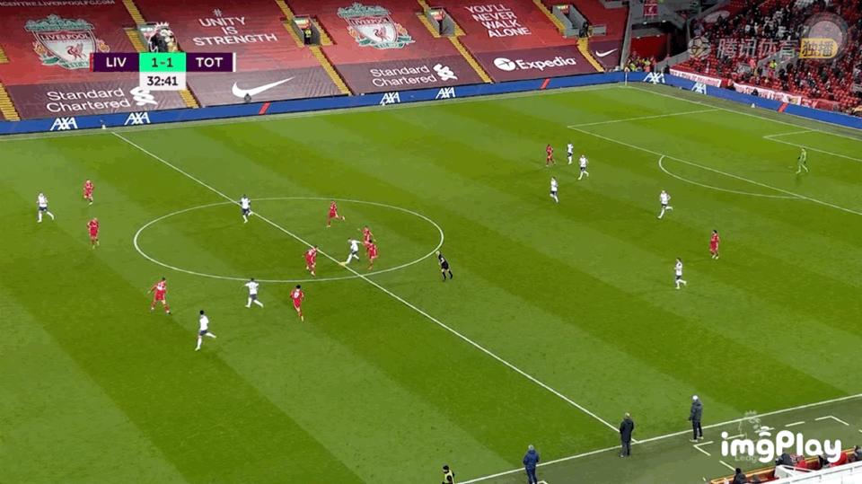 他是足球场的激情四射战术大师，又是足坛的表情帝