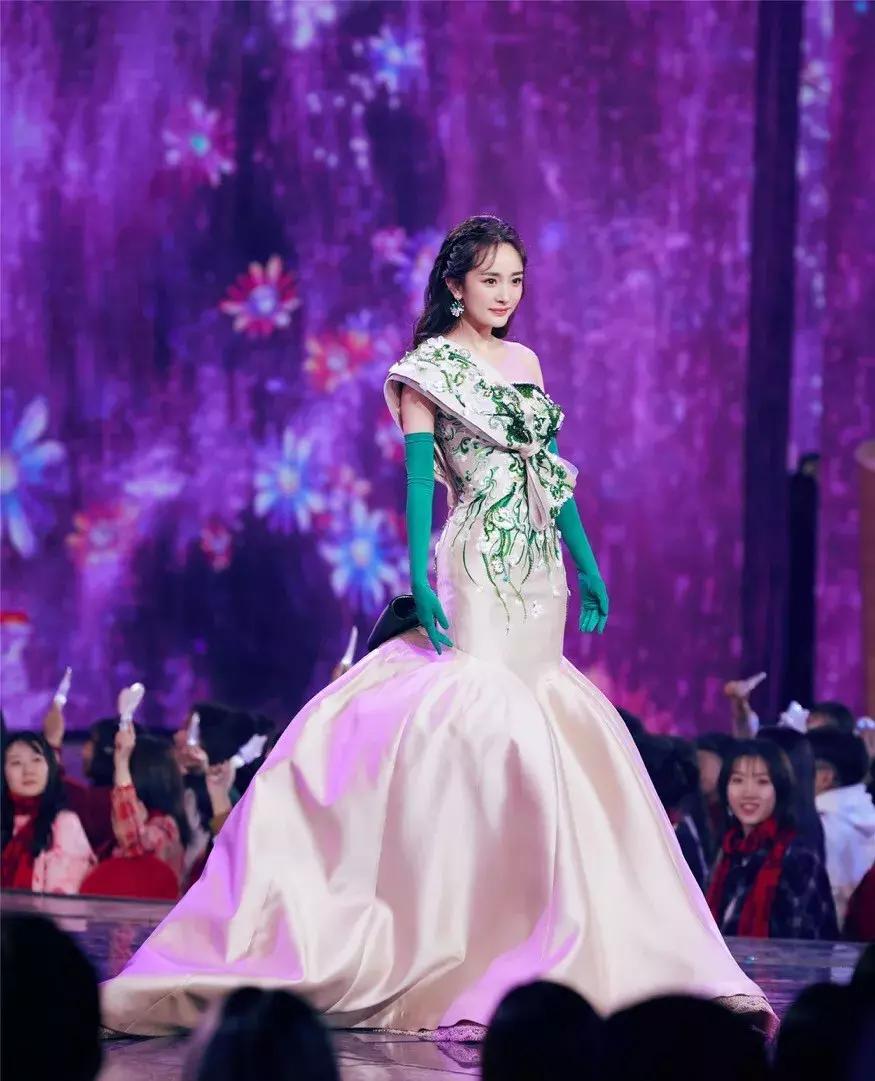 杨幂一身粉色修身礼服少女感十足,杨幂中国衣服