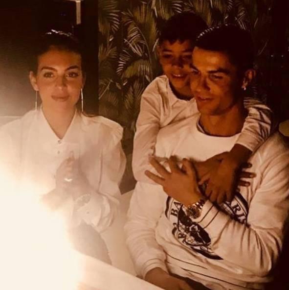 C罗教儿子任意球,马特奥进球后c罗庆祝动作