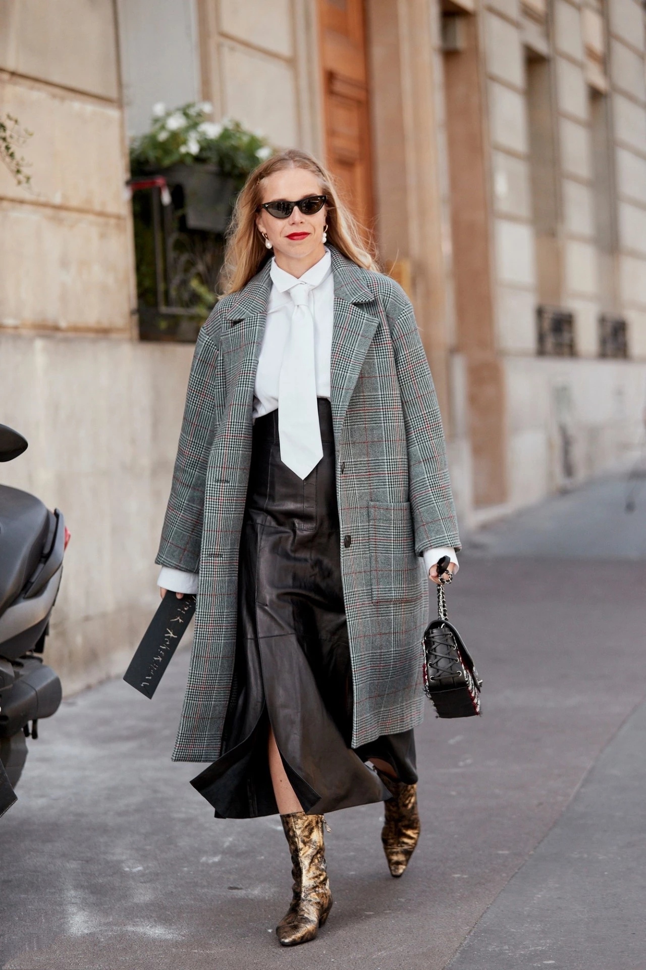 个子矮微胖女生白大衣搭配,158125斤微胖女生大衣穿搭