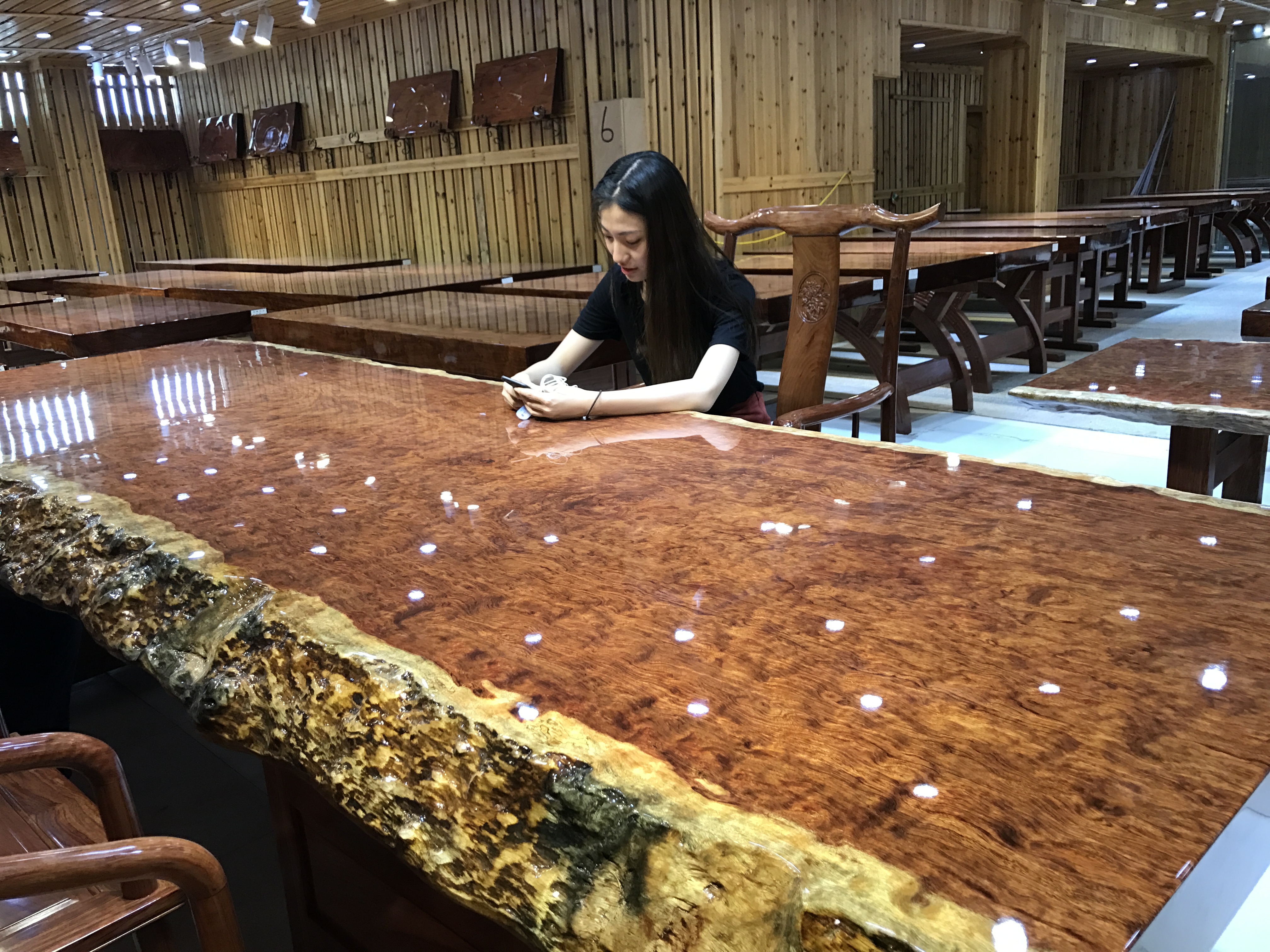 暗访广东天价大板生产基地，原料全是称斤拉木头，富豪还排队来买