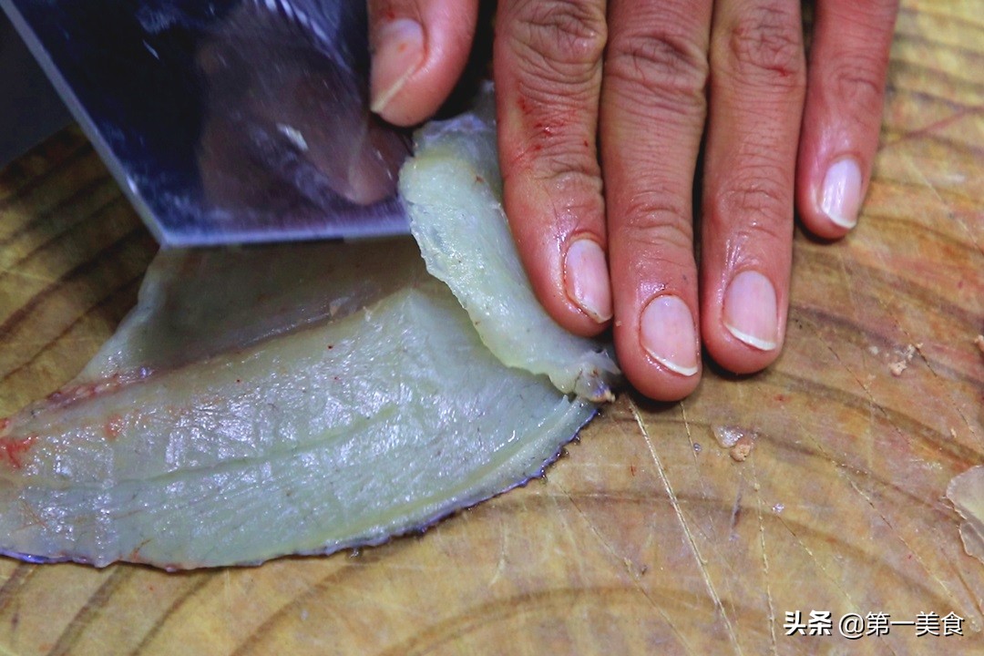鲈鱼这个做法火了比清蒸的鲜香,鲈鱼不用清蒸这样做也很好吃