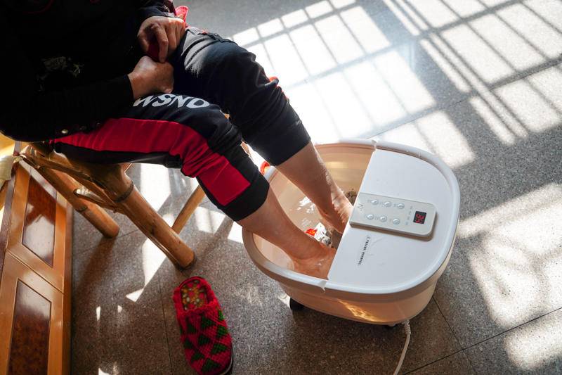 鍙岃剼娴告场鍦ㄦ俯娉夐噷,鍙岃剼娉＄儹姘磋兘鑸掔瓔娲荤粶