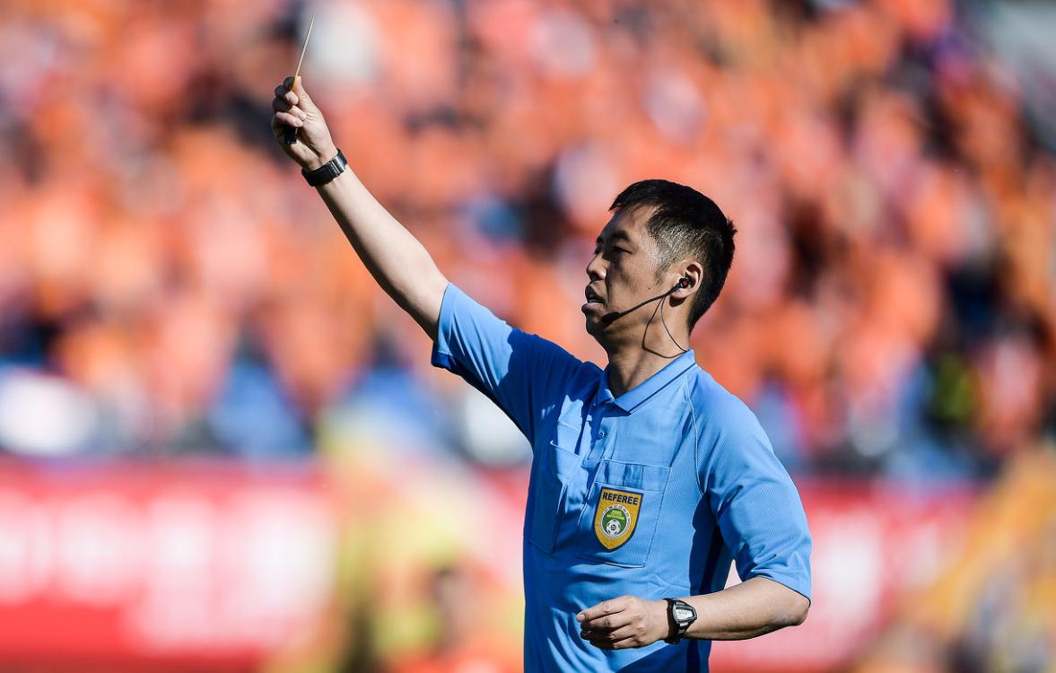 马宁判罚韦世豪引争议,马宁张雷最新消息