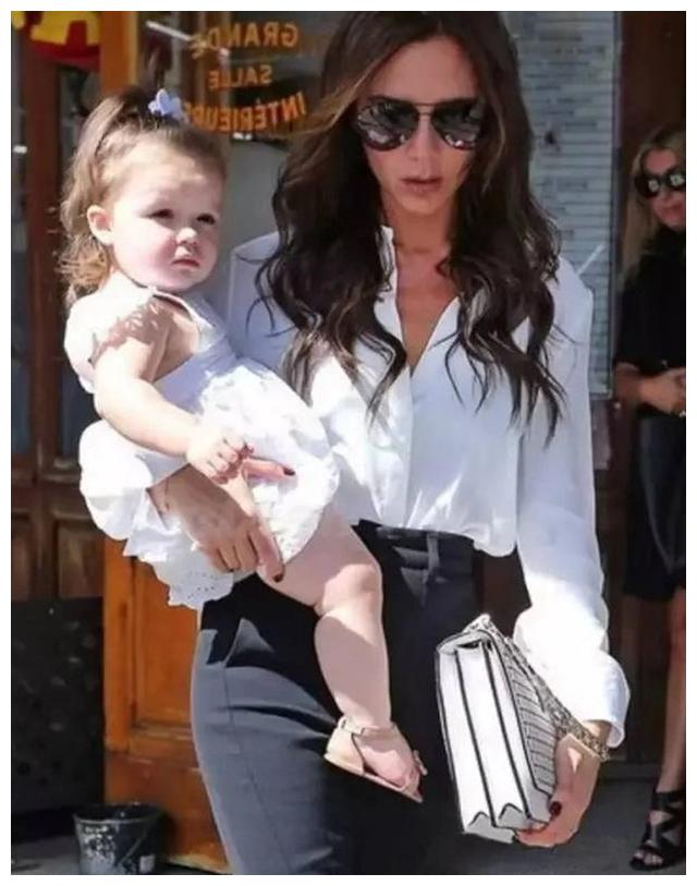 贝克汉姆小七奶娃,七公主出门不用走路