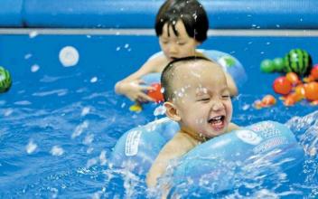 婴幼儿水育早教有什么好处,婴幼儿游泳水育课有什么价值