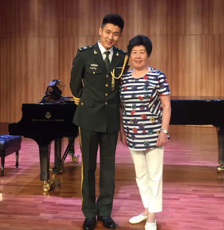 一开始我以为爱上了实力派，没想到他们还全是梗王