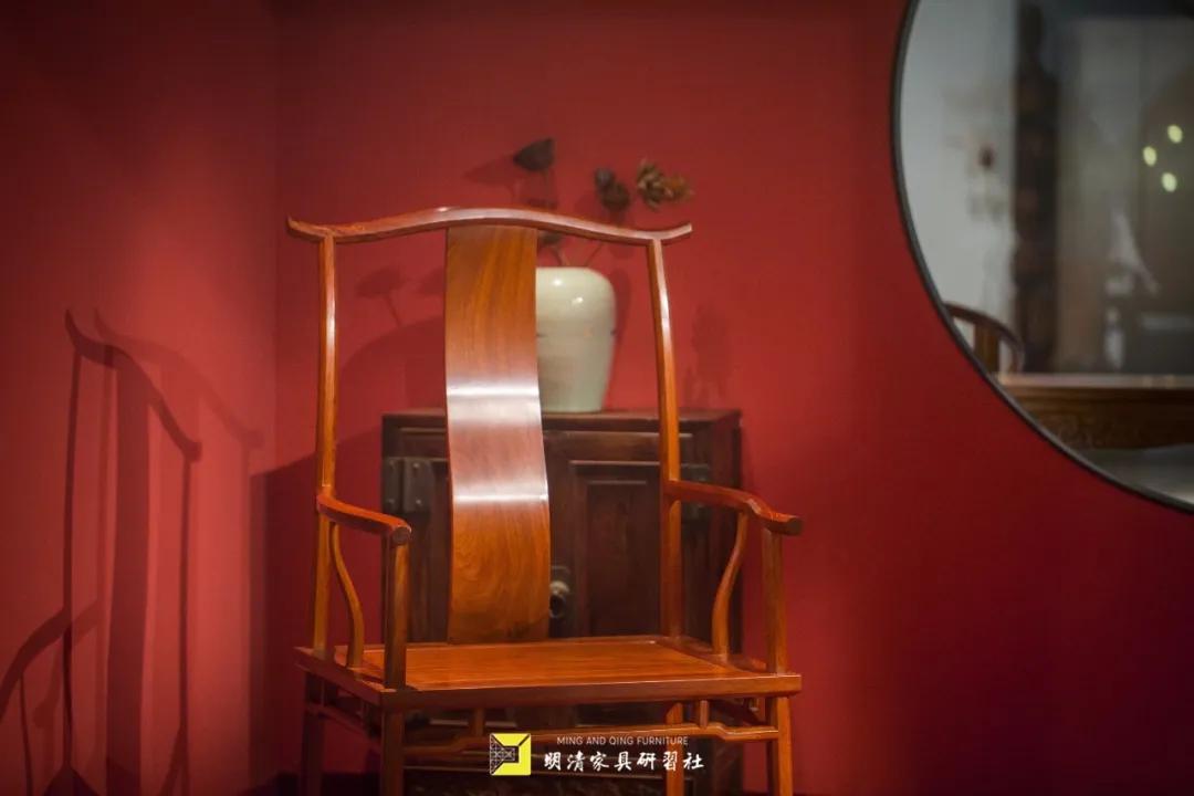 一张椅子风景图,一张好的官帽椅可以保证坐的舒适