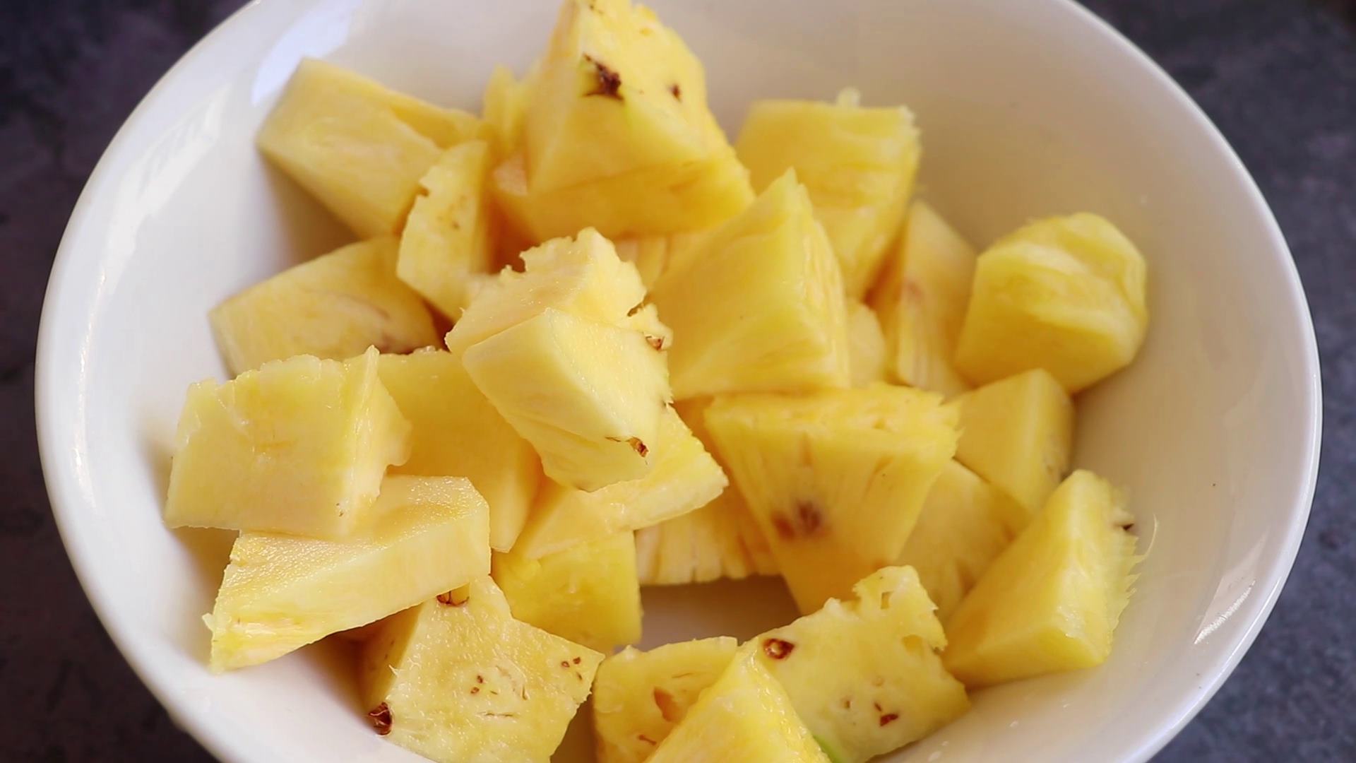 不削皮切菠萝最简单的方法,切菠萝最简单方法不削皮