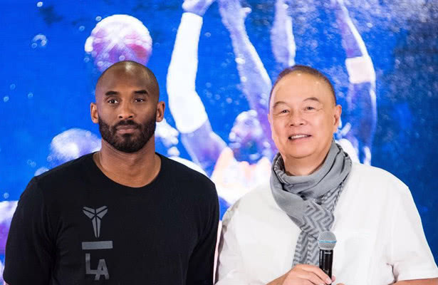 曾讽刺他打铁的全球“头号科蜜”，得知巨星陨落，哽咽说了些什么