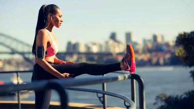 拉直腿最有效的方法,改善x型腿的动作芭蕾蹲