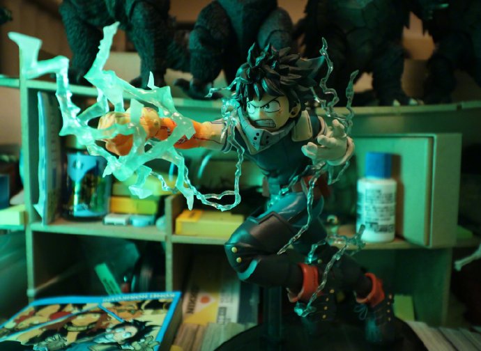 《我的英雄学院》原作者晒手办，欧叔那款好像重新上色了一遍