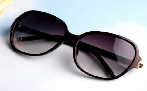 眼镜应该怎么样选择镜片？简单分析，这4种品牌镜片有什么不同？