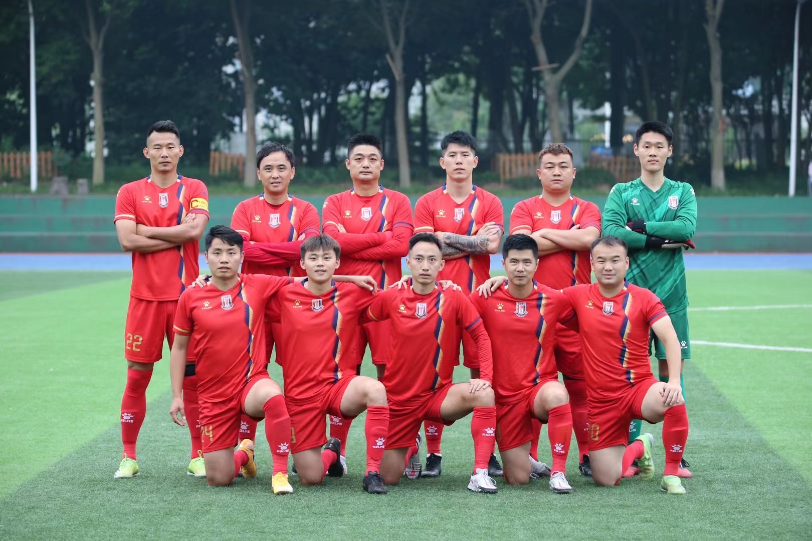 裁判金京元球场被打,重庆足球裁判金京元