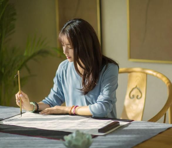 写字如何掌握笔尖与纸面的力度,如何执笔写字才能又快又稳