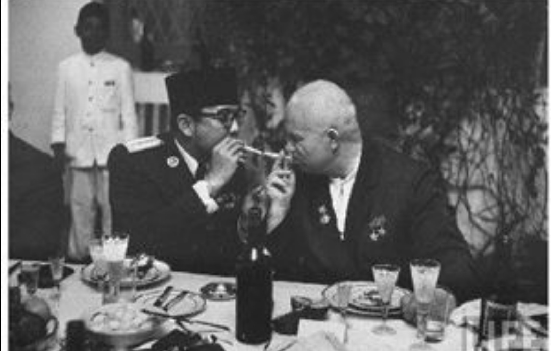 罕见历史照,梦露参加肯尼迪宴会礼服价值百万,伊丽莎白女王登基