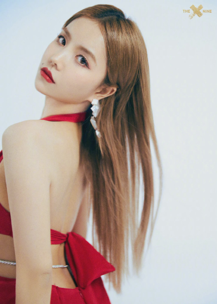 THE9安崎爆裂舞台，大红色连体露背裤性感火辣，1米58还有大长腿