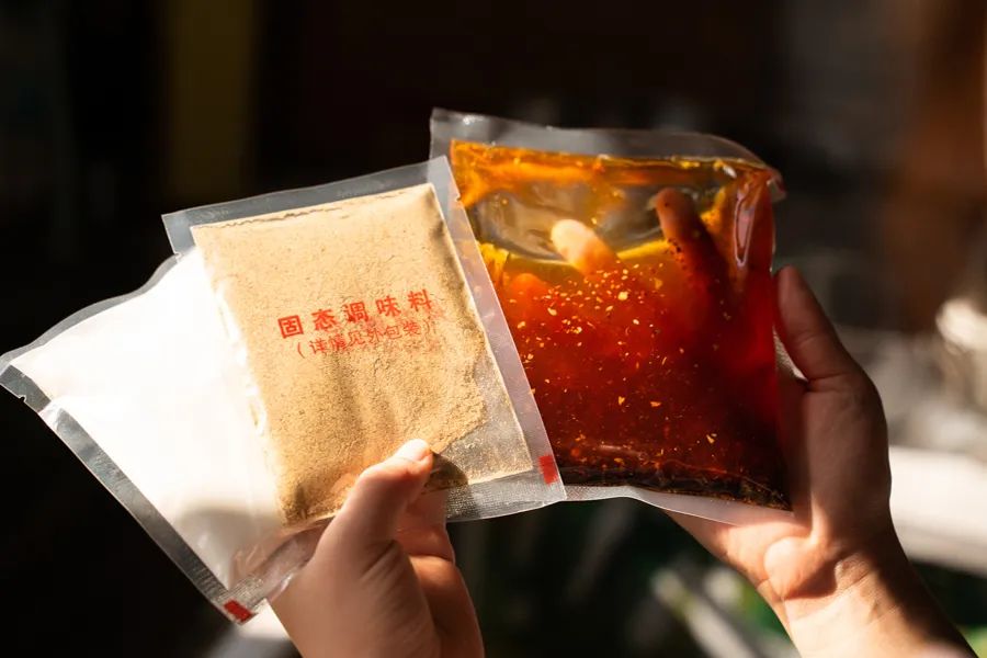 被薇娅直播间榨干零食预算后，写出了这篇测评报告（上）