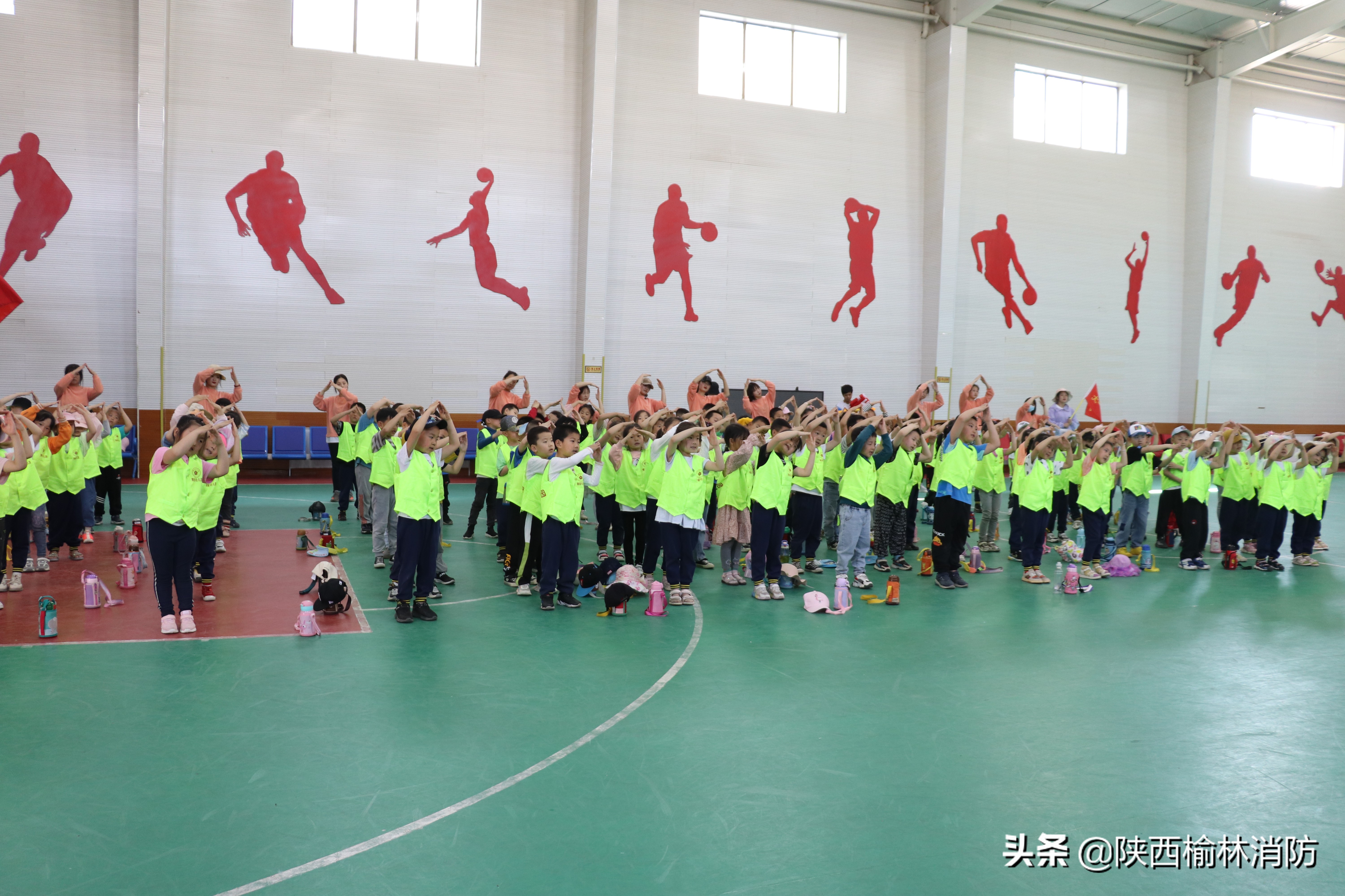 幼儿园小朋友学习消防,小朋友进红门开心学消防