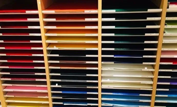 现在，全靠霓虹文具给我带来工作归属感