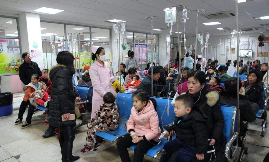 白岩松建议一定不能让孩子住校,白岩松说日子再苦也不让孩子住校