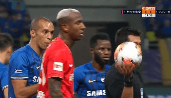 服了!比恒大失冠更值得深思:韩国金哨用3镜头,打脸中超裁判