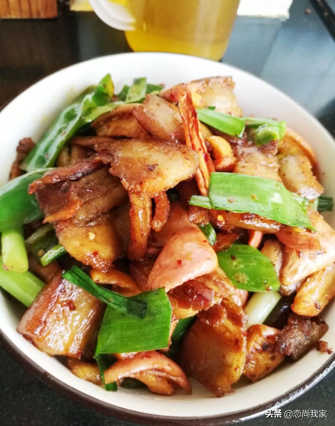 这个农家小炒菜，用萝卜干和猪肉一起炒，下饭就是香，肉贵也要吃