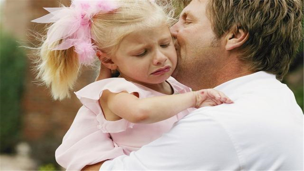 父母凶孩子会造成孩子性格懦弱,父母管教孩子情绪失控